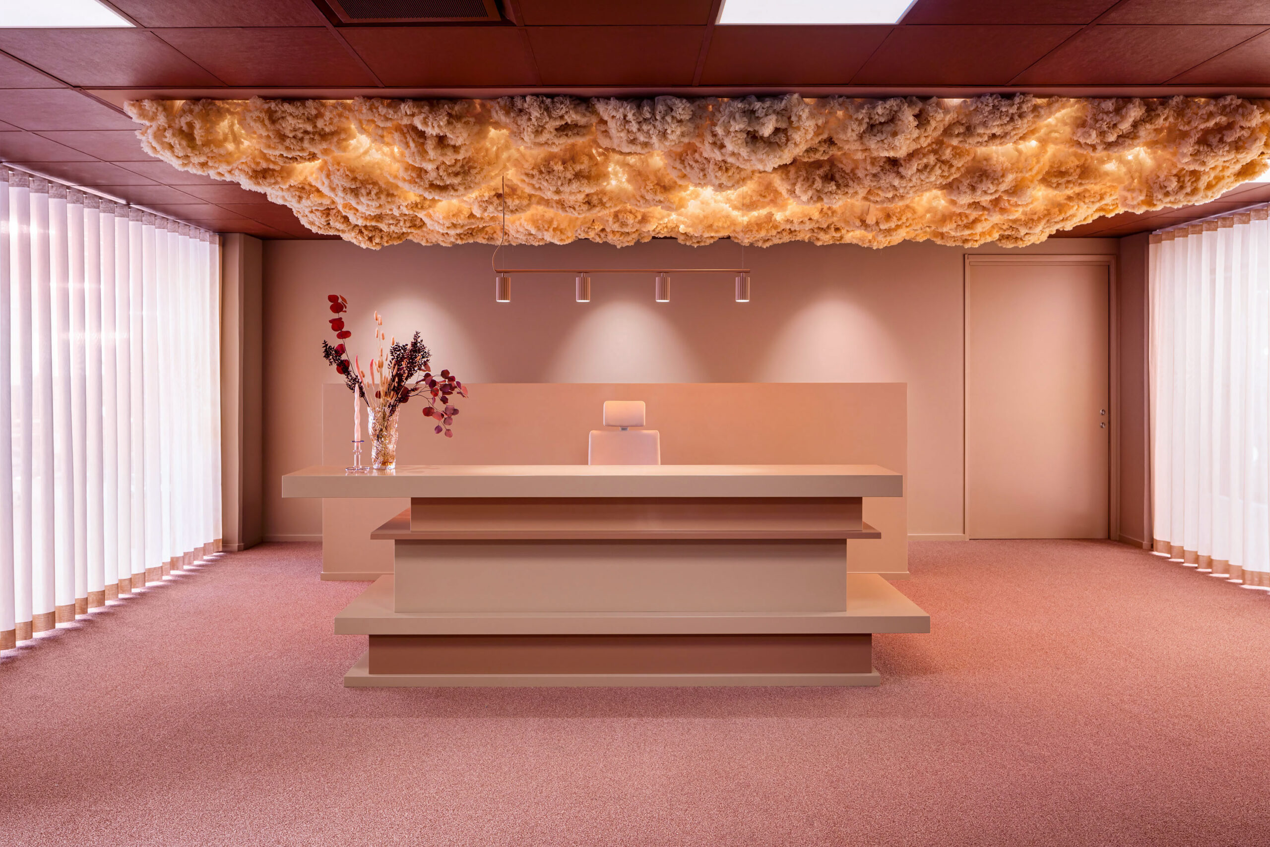 Kontorsinredning Saether, receptionsyta med ett puder-puff tak. Sveriges snyggaste kontor.